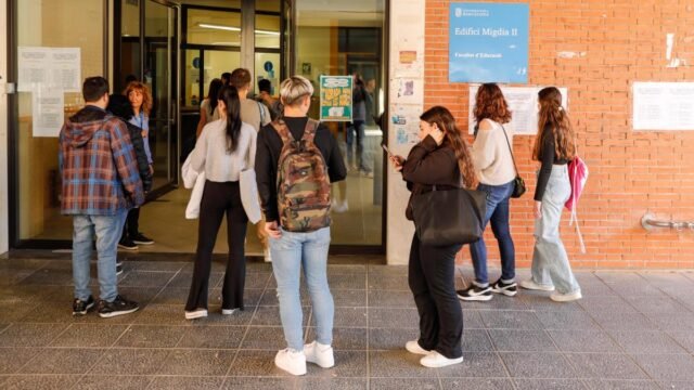 Deset učitelů v Katalánsku pozastaví ambiciózní

