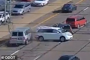 Zůstaly dva SUV dozadu s poškozením a dodávka se zastavila na levém pruhu - auta ho donutila být chytrý kolem