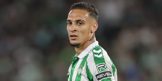 Antony in action for Real Betis